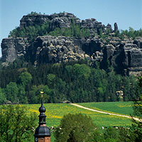 Kirche Reinhardtsdorf mit Schrammsteinen